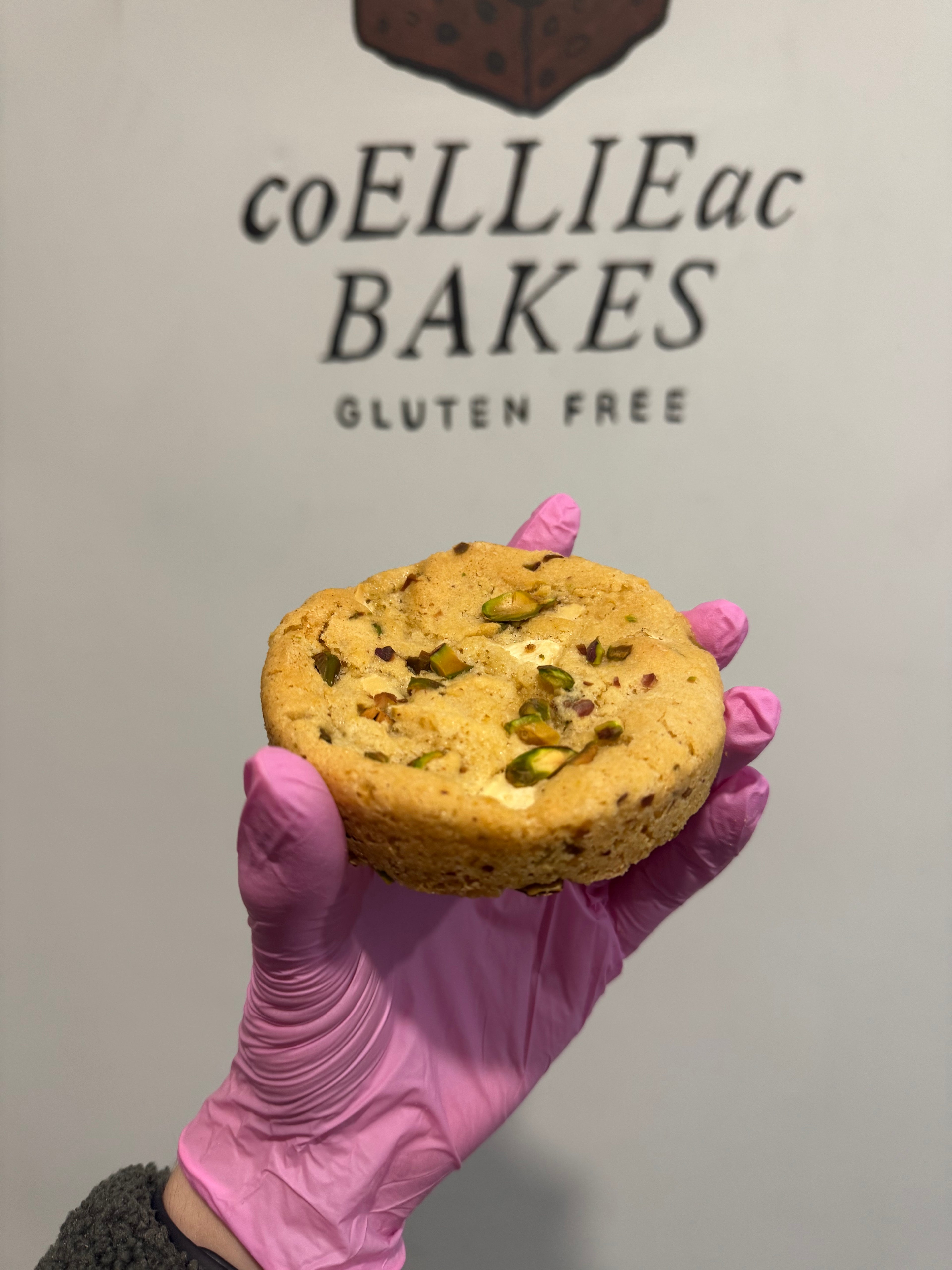 Pistachio and white chocolate cookies